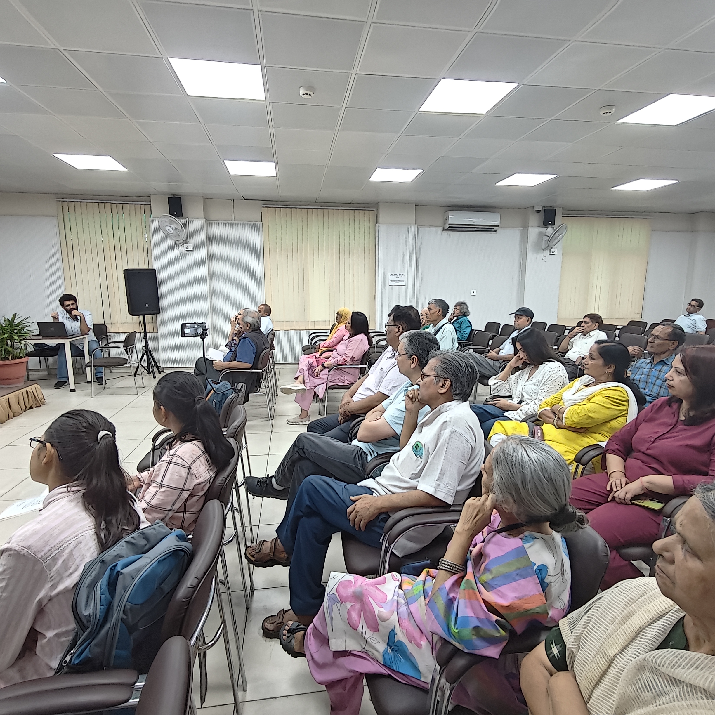 दून पुस्तकालय में उड़िया भाषा और लघु कथाएँ विषय पर प्रस्तुति