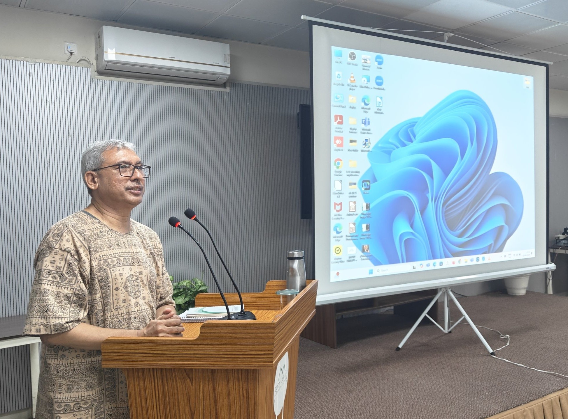 दून पुस्तकालय में गंगा : उद्गम से समुद्र तक विषय पर विद्या भूषण रावत का व्याख्यान