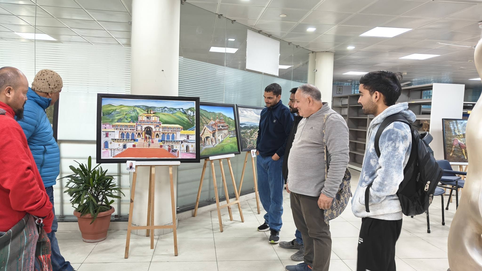 दून पुस्तकालय में प्रदर्शित चित्रकला प्रदर्शनी से कला प्रेमियों में उत्साह