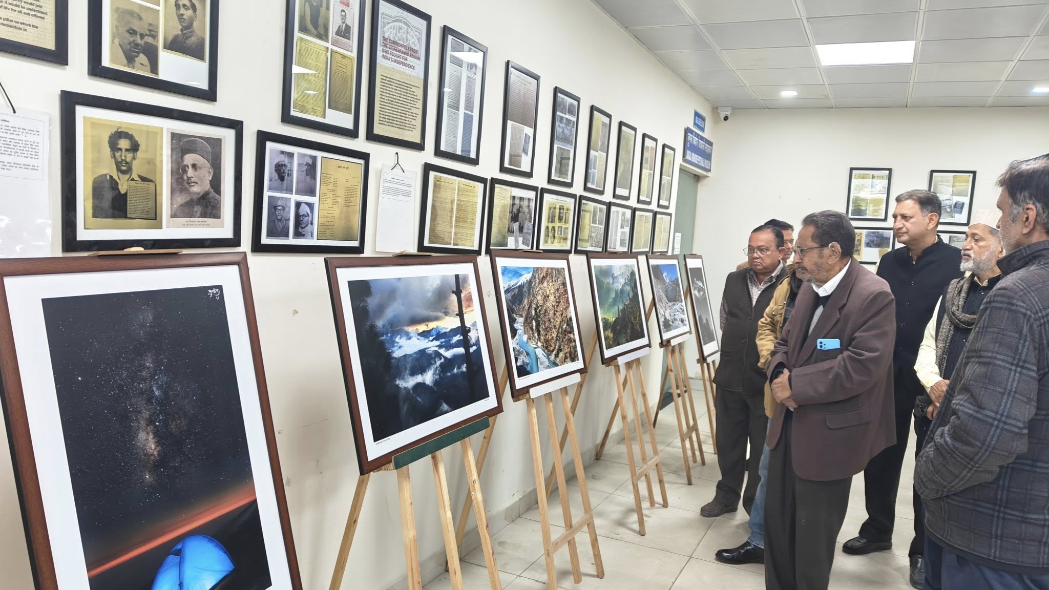 फोटो प्रदर्शनी का शुभारभ दून पुस्तकालय में