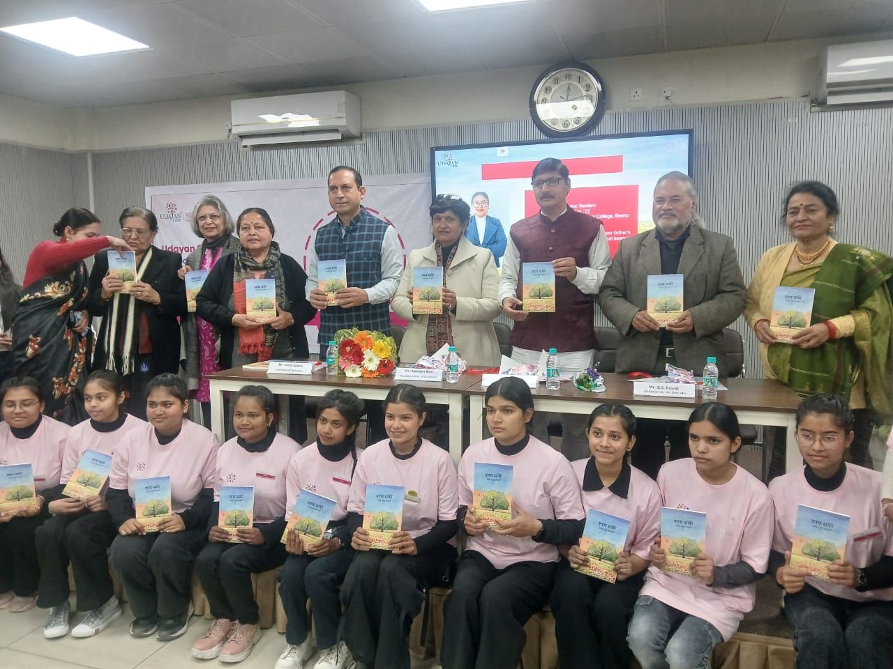 शाम सवेरे नामक पुस्तक का लोकार्पण दून पुस्तकालय में