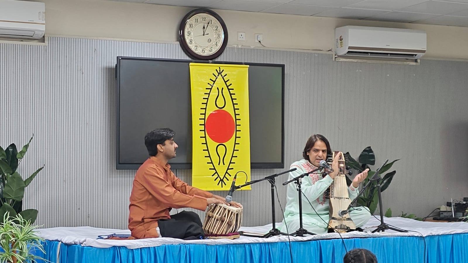 उस्ताद कमाल साबरी का सारंगी वादन दून पुस्तकालय में