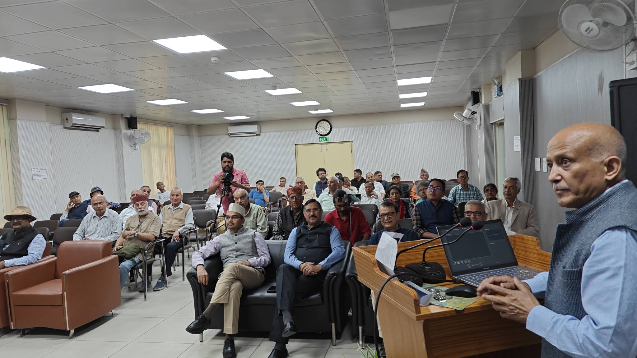 दून पुस्तकालय में अनूप साह व एस.एस. रसायली का नगालैण्ड के परिदृश्य पर स्लाइड शो व व्याख्यान