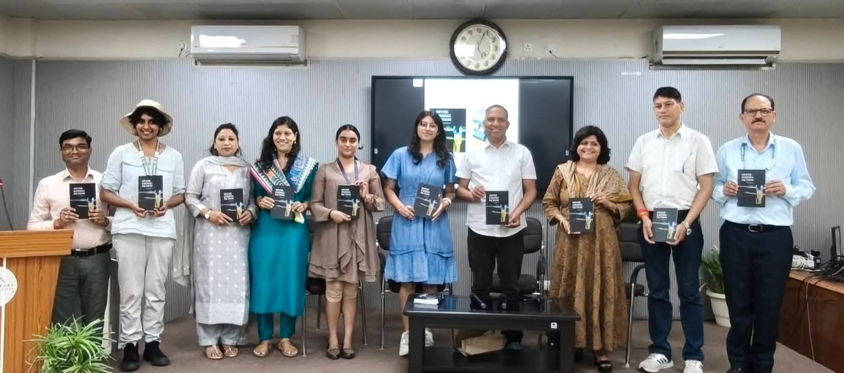 किशोर कवयित्री सिद्धि भण्डारी के कविता संग्रह नेवर एंडिंग फिक्शन पुस्तक का लोकार्पण