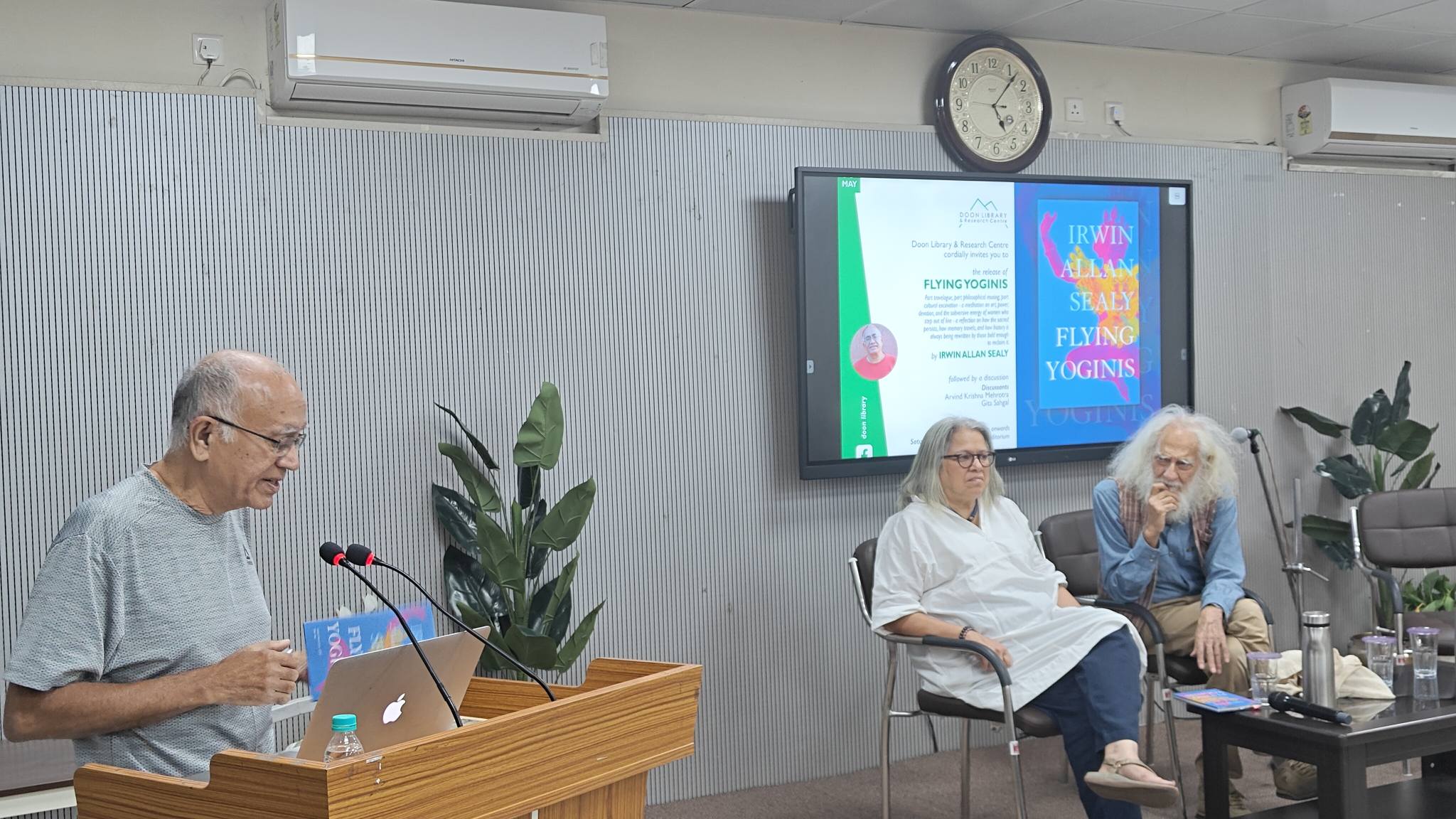 दून पुस्तकालय में इरविन एलन सीली की पुस्तक “फ्लाइंग योगिनीज़” का लोकार्पण एवं विचारोत्तेजक परिचर्चा आयोजित