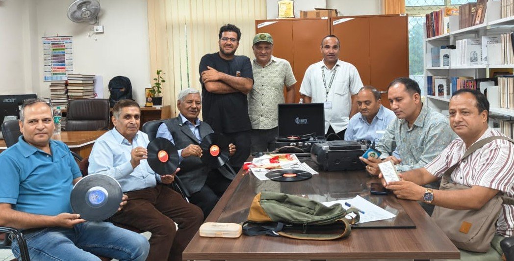 दून पुस्तकालय एवं शोध केन्द्र की पहल पर कुमाऊँनी लोक गीतों के पांच दुर्लभ ग्रामोफोन रिकॉर्ड्स को डिजिटल किया गया.