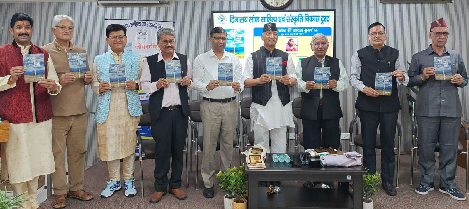 दून पुस्तकालय में गढ़वाली ग़ज़ल संग्रह ‘हवै जाज सी उड़दन सुख’ का लोकार्पण