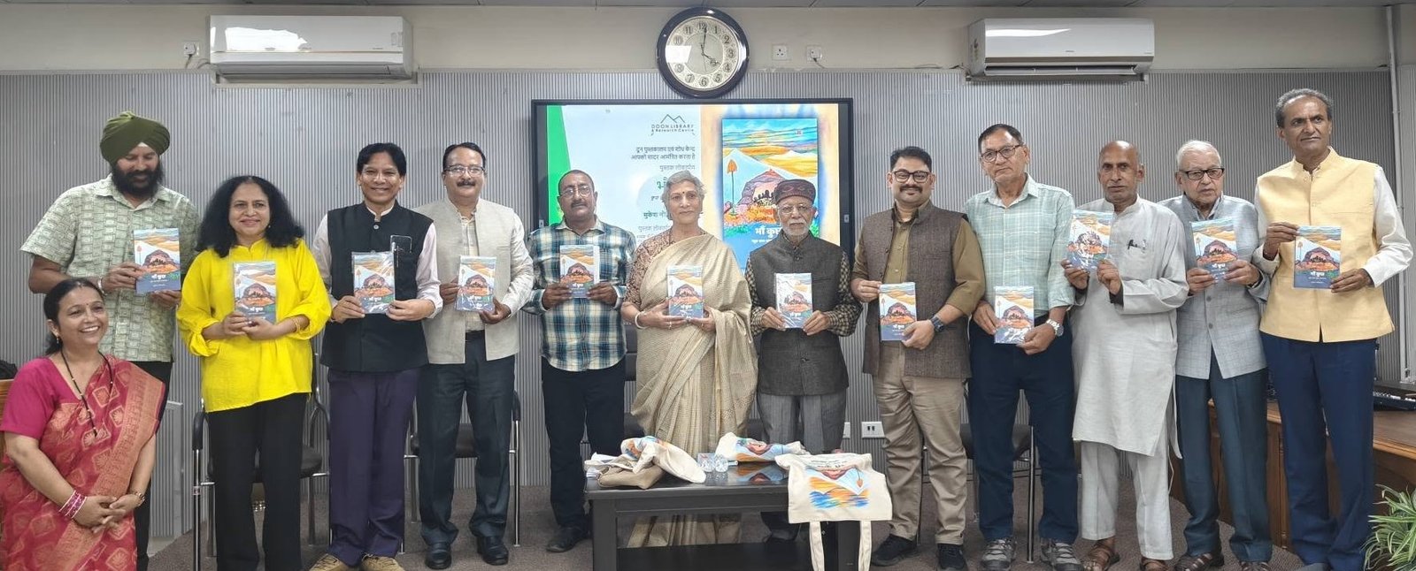 दून पुस्तकालय में मुकेश नौटियाल की पुस्तक ‘भौं कुछ’ का लोकार्पण
